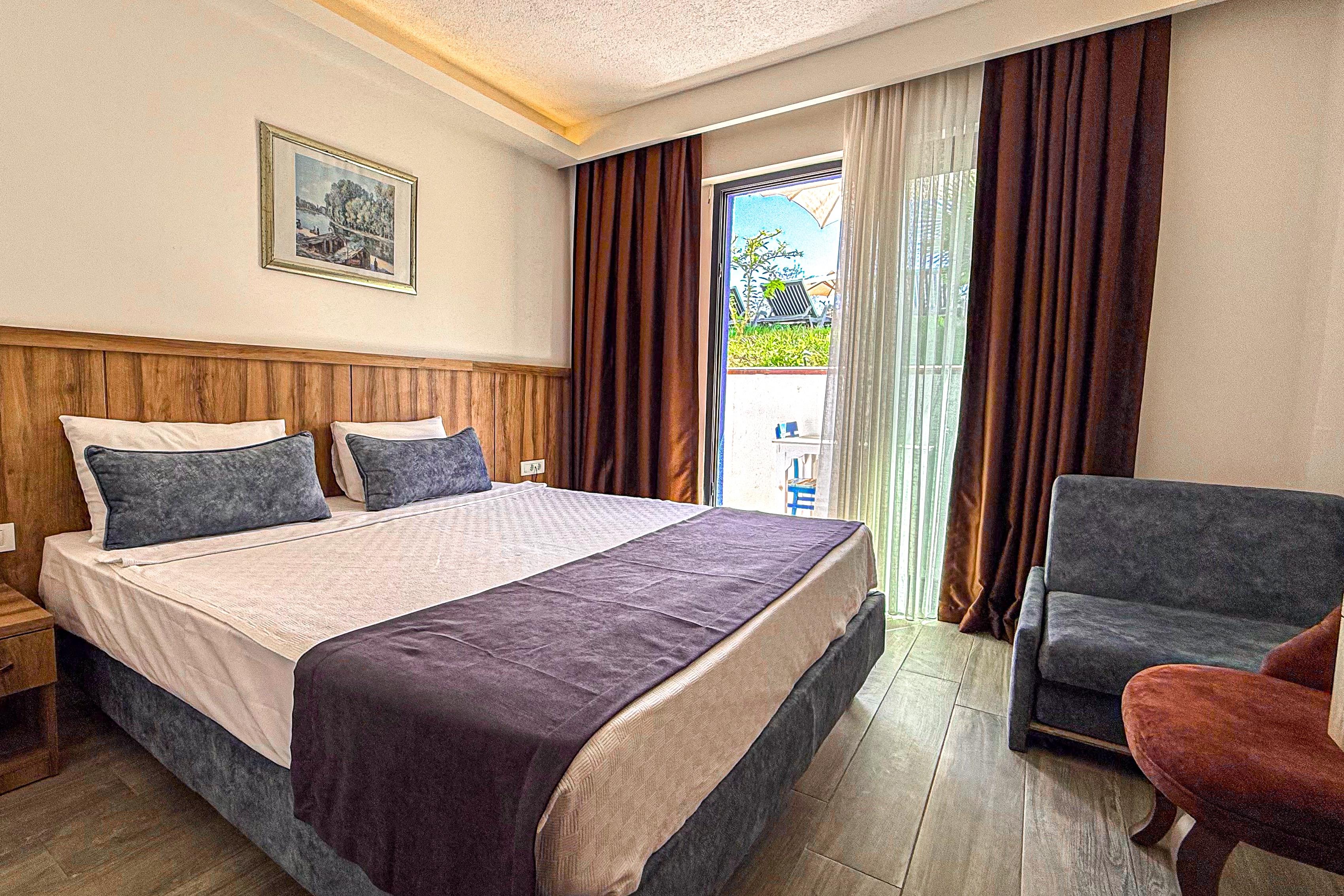 En fazla 2 yetişkin + 1 çocuk + 1 bebek (0-2 yaş) veya 1 yetişkin + 1 çocuk + 1 bebek (0-2 yaş).