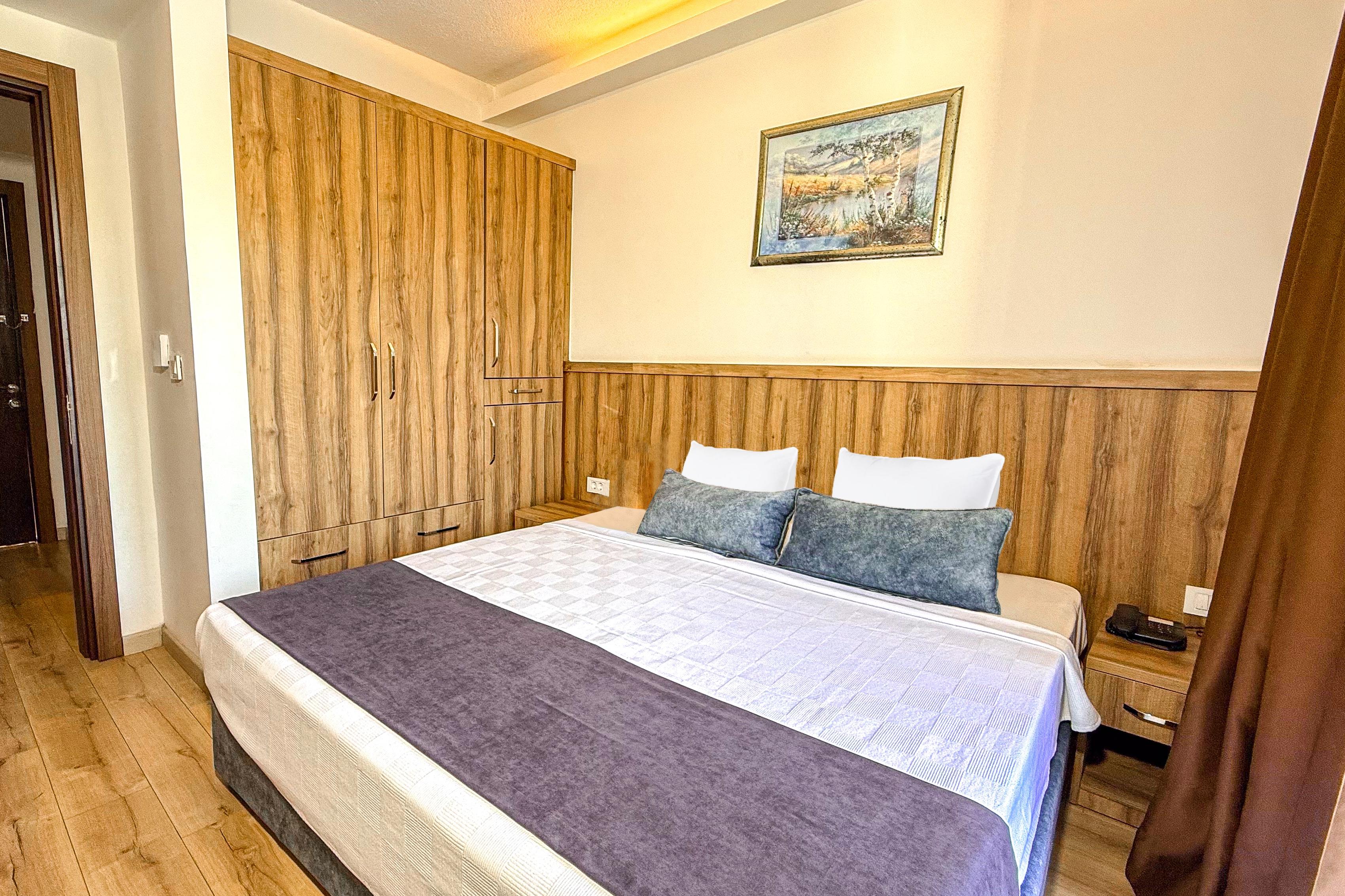 En fazla 4 yetişkin + 1 çocuk + 1 bebek (0-2 yaş) veya 3 yetişkin + 1 çocuk + 1 bebek (0-2 yaş).