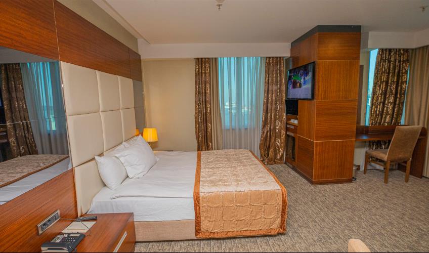 En fazla 2 yetişkin + 1 bebek (0-2 yaş).