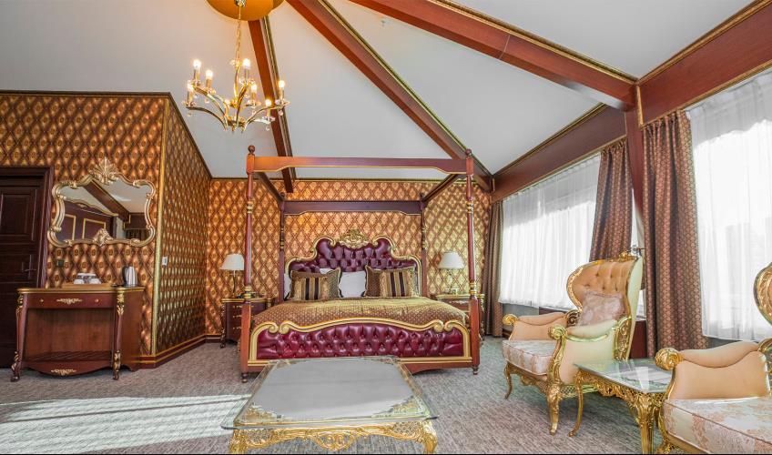 En fazla 2 yetişkin + 1 çocuk + 1 bebek (0-2 yaş) veya 1 yetişkin + 1 çocuk + 1 bebek (0-2 yaş).