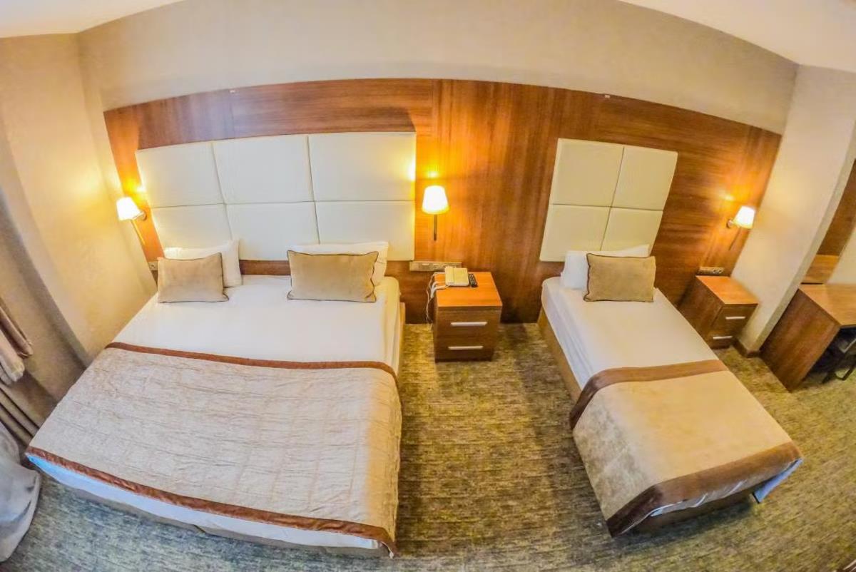 En fazla 2 yetişkin + 1 çocuk + 1 bebek (0-2 yaş) veya 1 yetişkin + 1 çocuk + 1 bebek (0-2 yaş).