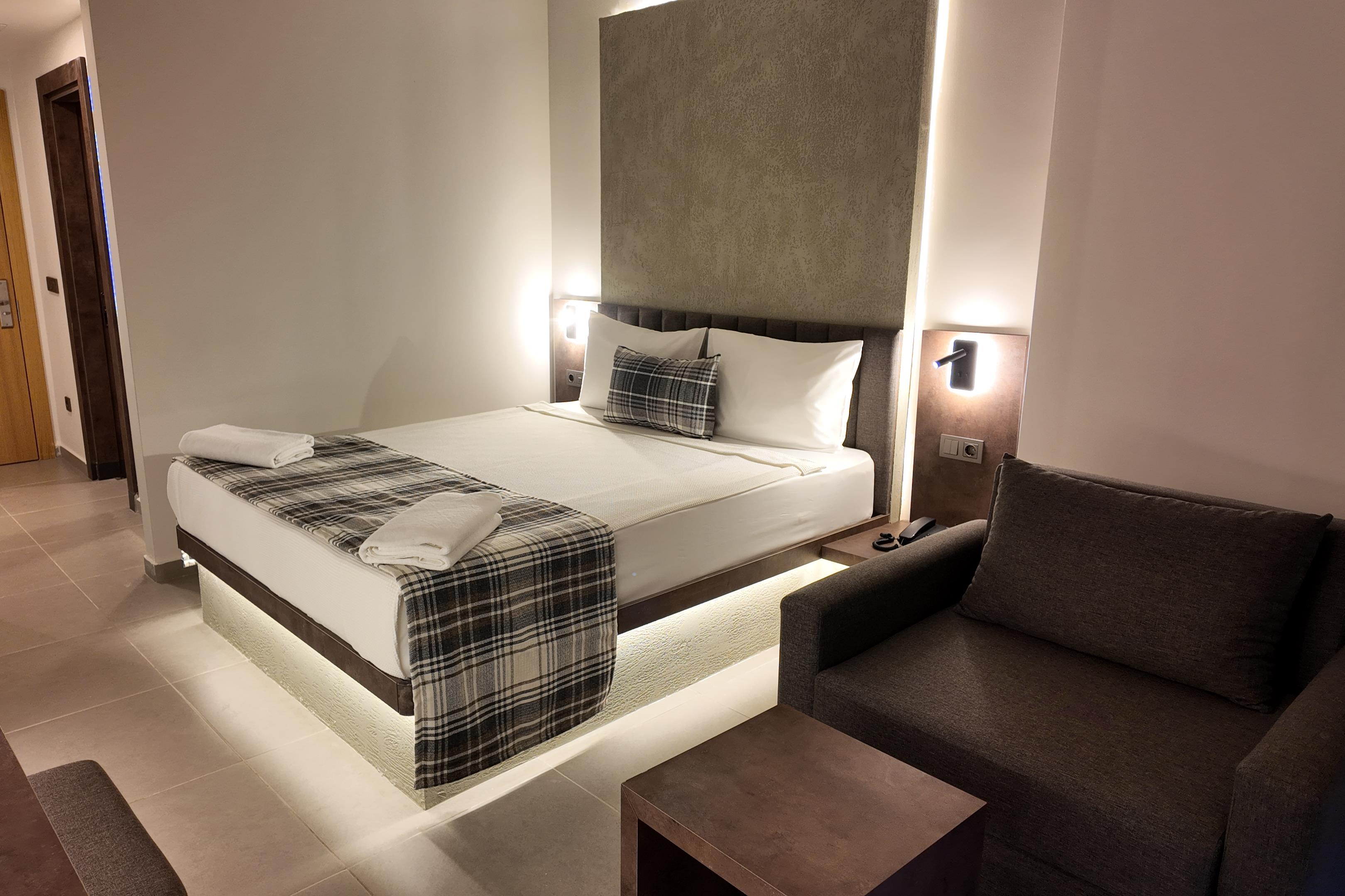 En fazla 3 yetişkin veya 2 yetişkin + 1 çocuk.