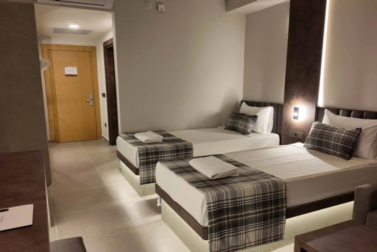 En az 2 yetişkin, En fazla 4 yetişkin + 1 çocuk veya 3 yetişkin + 2 çocuk.