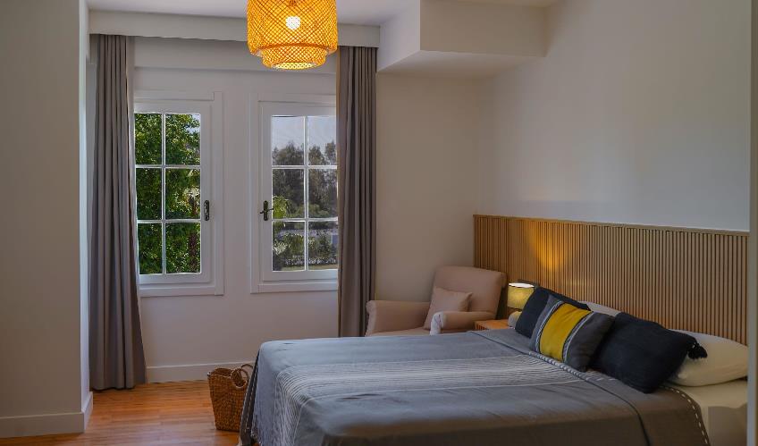 En az 2 yetişkin, En fazla 4 yetişkin.