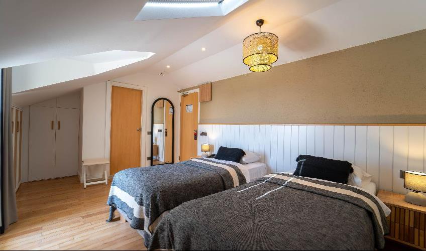 En fazla 2 yetişkin.