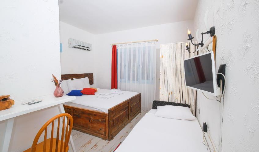 En fazla 3 yetişkin veya 2 yetişkin + 1 çocuk.