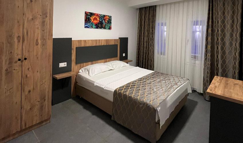 En fazla 4 yetişkin + 1 bebek (0-2 yaş).