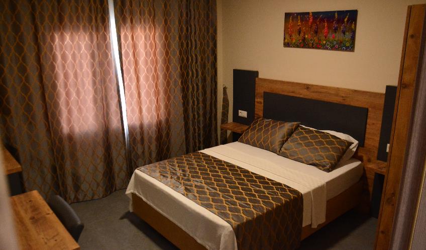 En fazla 4 yetişkin + 2 çocuk veya 3 yetişkin + 2 çocuk.