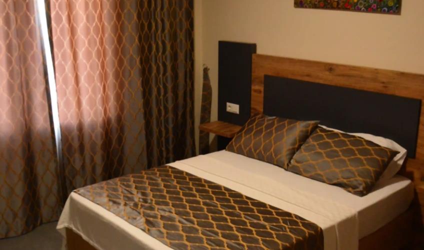 En az 4 yetişkin, En fazla 4 yetişkin.