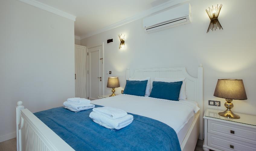 En fazla 2 yetişkin + 1 bebek (0-2 yaş).