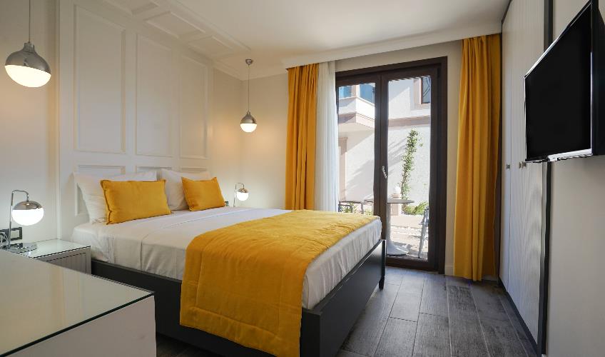 En fazla 2 yetişkin + 1 bebek (0-2 yaş).