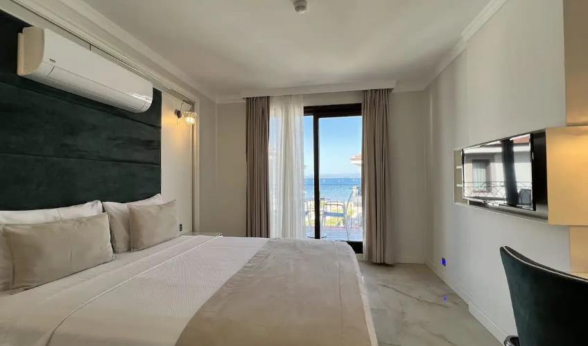 En fazla 2 yetişkin + 1 bebek (0-2 yaş).