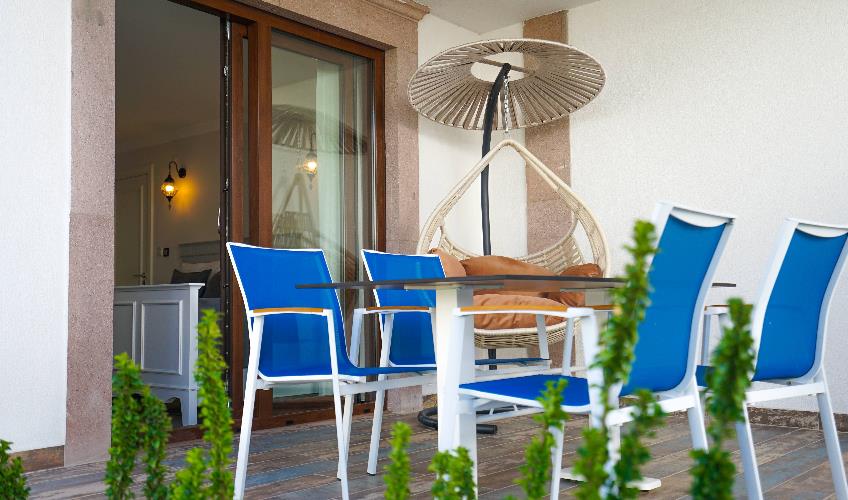 En fazla 3 yetişkin + 1 bebek (0-2 yaş).