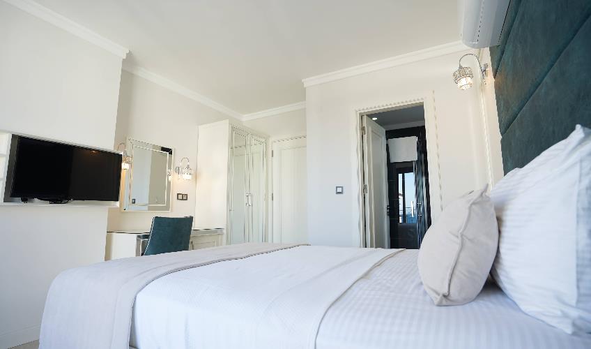 En fazla 2 yetişkin + 1 bebek (0-2 yaş).