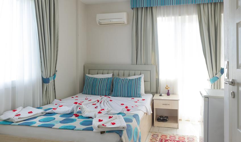 En fazla 2 yetişkin + 1 bebek (0-2 yaş).