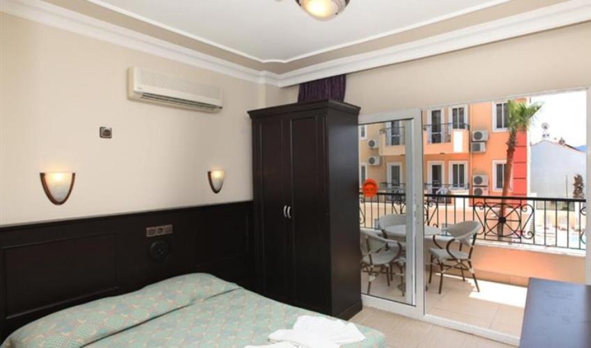 En fazla 4 yetişkin + 1 bebek (0-2 yaş).