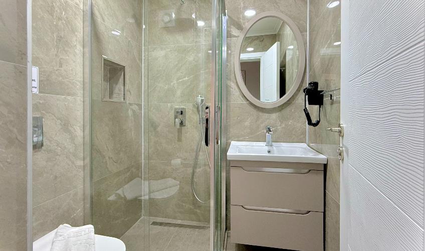 En fazla 4 yetişkin + 2 çocuk + 1 bebek (0-2 yaş) veya 3 yetişkin + 2 çocuk + 1 bebek (0-2 yaş).