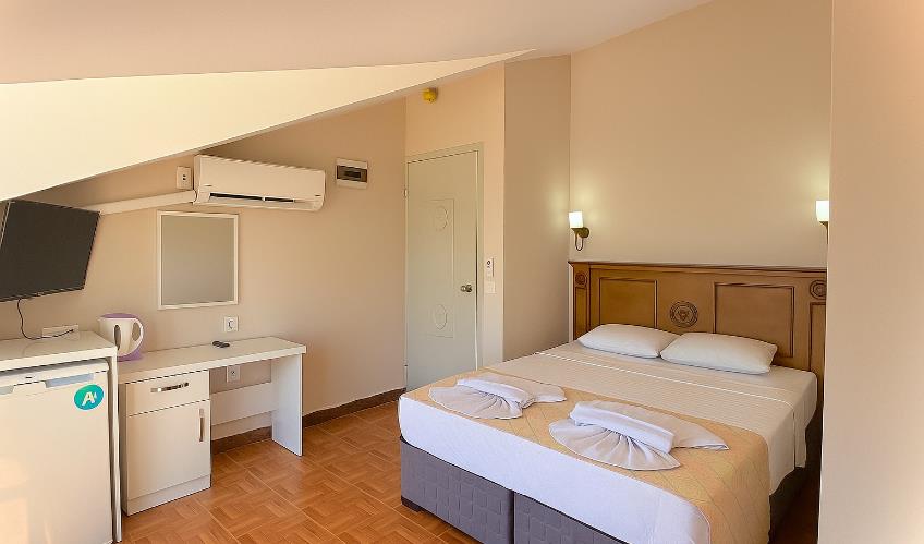 En fazla 1 yetişkin + 1 bebek (0-2 yaş).