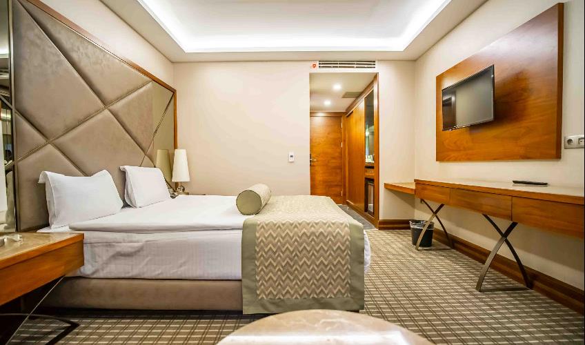 En fazla 2 yetişkin + 1 bebek (0-2 yaş).