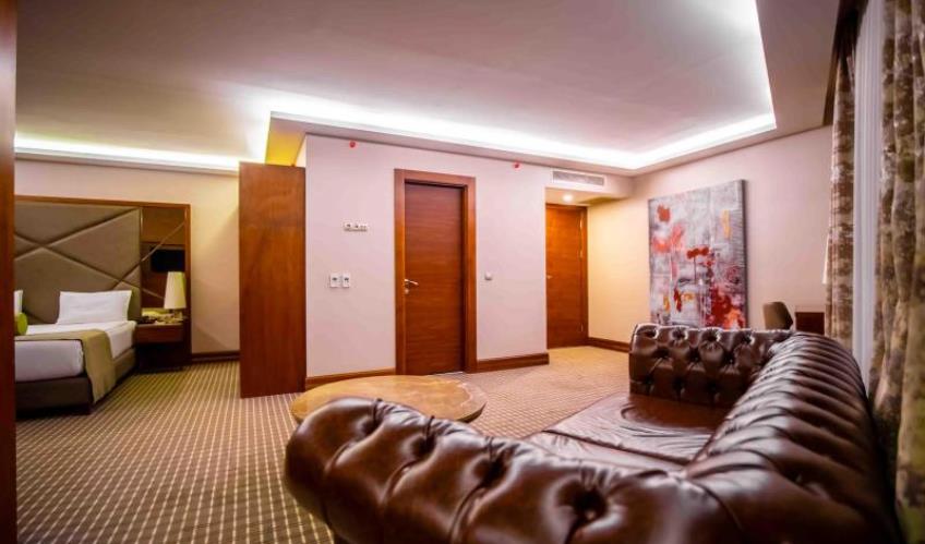 En fazla 3 yetişkin + 1 bebek (0-2 yaş).