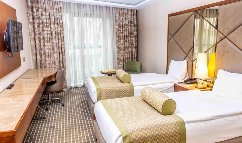 En fazla 2 yetişkin + 1 bebek (0-2 yaş).