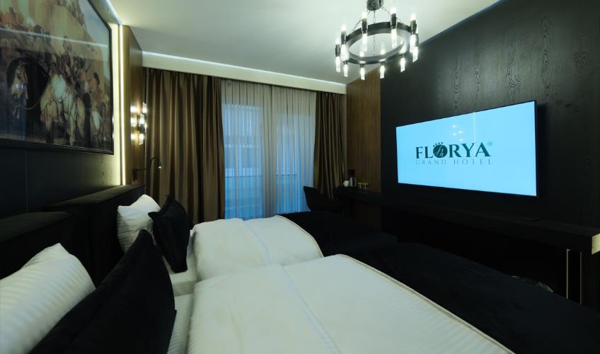 En fazla 2 yetişkin + 1 bebek (0-2 yaş).