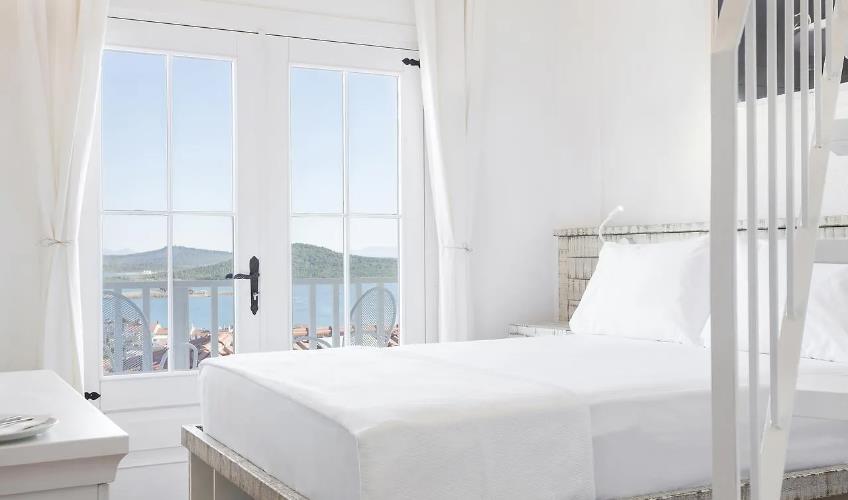 En fazla 3 yetişkin.