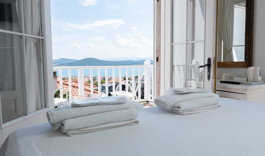 En fazla 2 yetişkin.