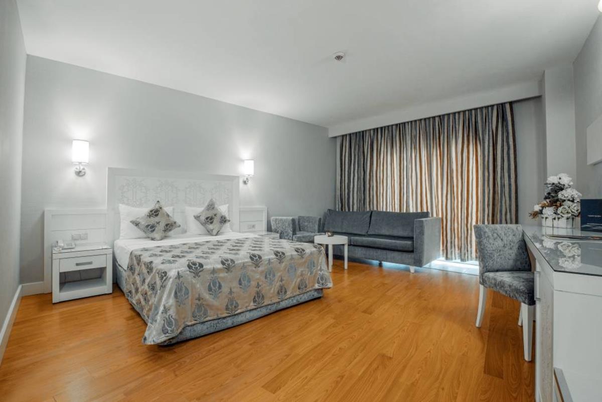 En fazla 3 yetişkin + 1 bebek (0-2 yaş) veya 2 yetişkin + 1 çocuk + 1 bebek (0-2 yaş).