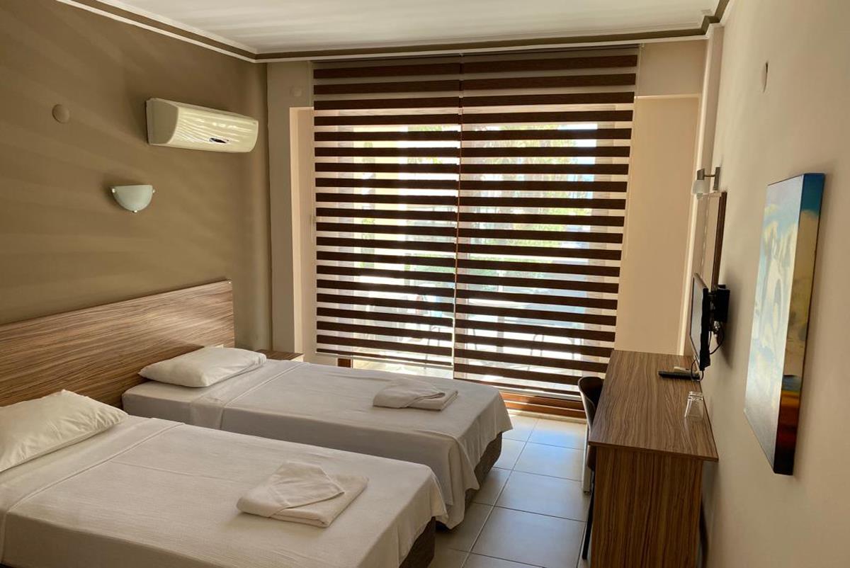 En fazla 3 yetişkin veya 2 yetişkin + 1 çocuk.