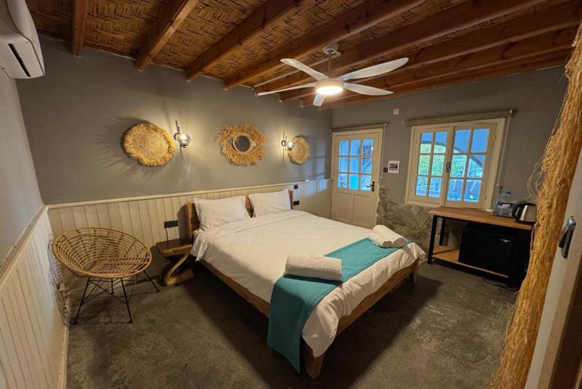 En fazla 3 yetişkin veya 2 yetişkin + 1 çocuk.