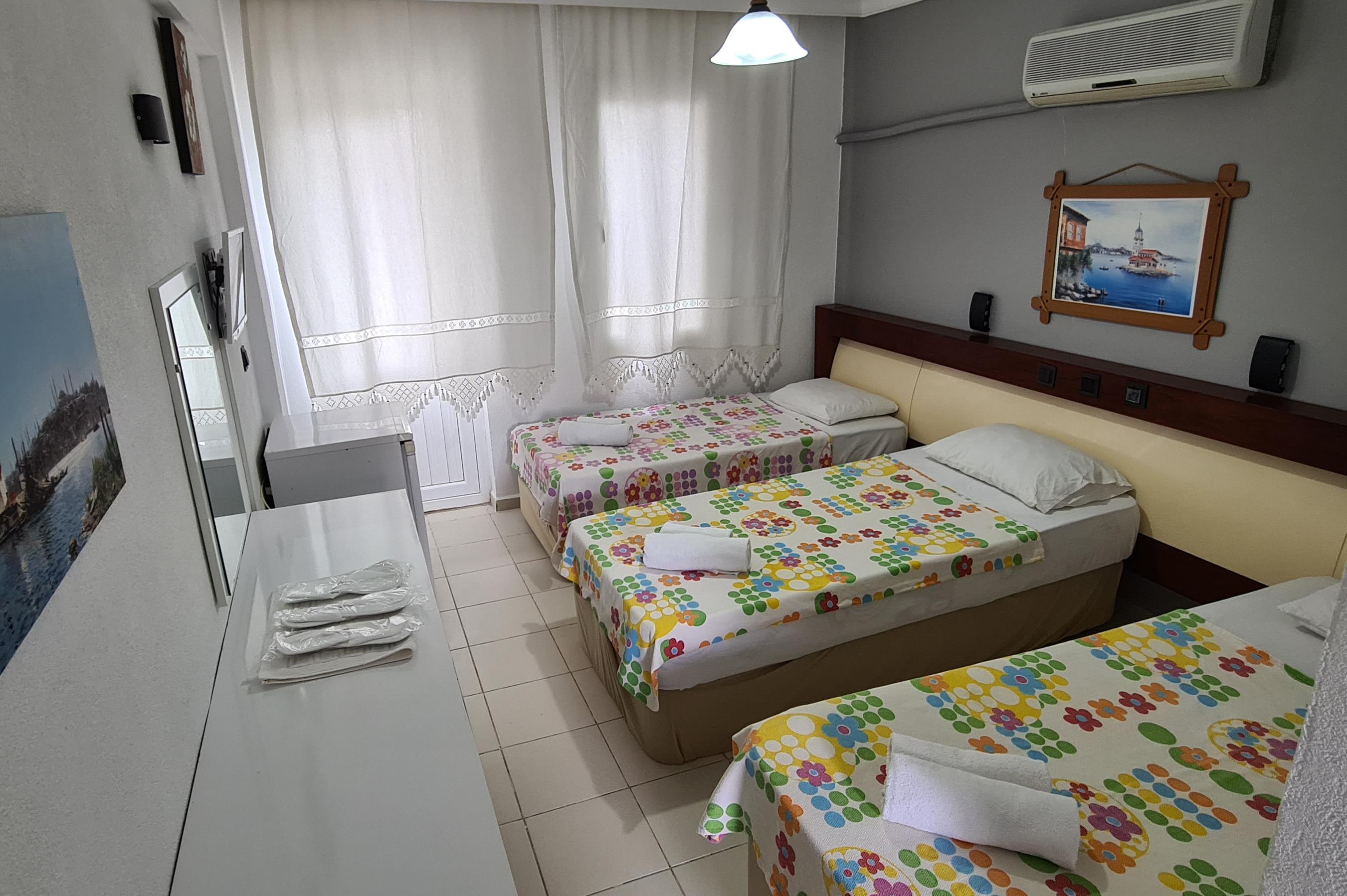 En fazla 3 yetişkin.