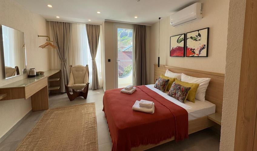 En fazla 2 yetişkin + 1 çocuk + 1 bebek (0-2 yaş) veya 1 yetişkin + 1 çocuk + 1 bebek (0-2 yaş).