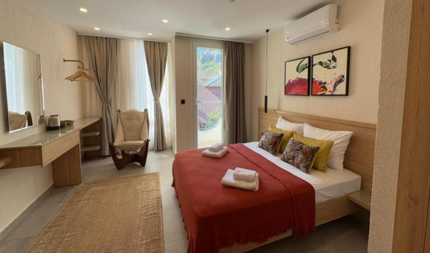 En fazla 2 yetişkin + 1 çocuk + 1 bebek (0-2 yaş) veya 1 yetişkin + 1 çocuk + 1 bebek (0-2 yaş).