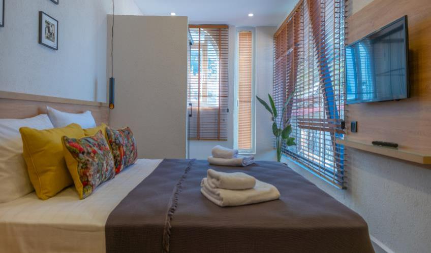 En fazla 2 yetişkin + 1 bebek (0-2 yaş).