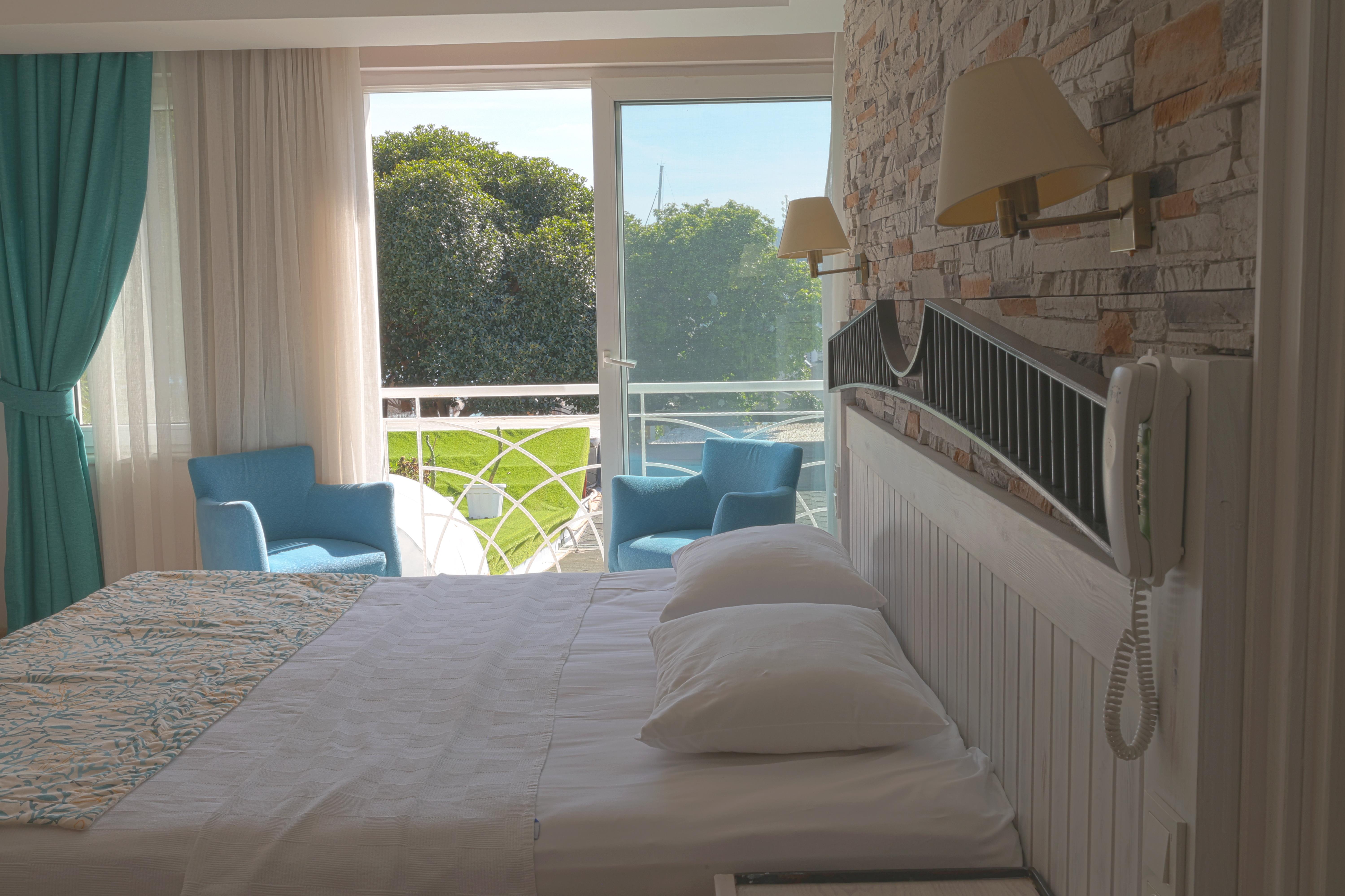 En fazla 3 yetişkin veya 2 yetişkin + 1 çocuk.