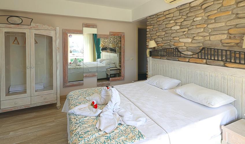 En fazla 2 yetişkin + 1 bebek (0-2 yaş).