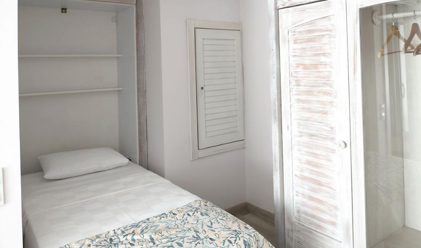 En fazla 3 yetişkin + 1 bebek (0-2 yaş).