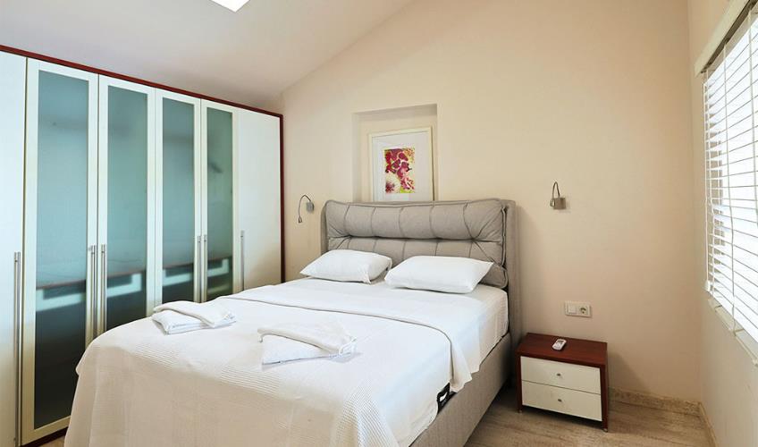 En az 2 yetişkin, En fazla 2 yetişkin + 1 bebek (0-2 yaş).