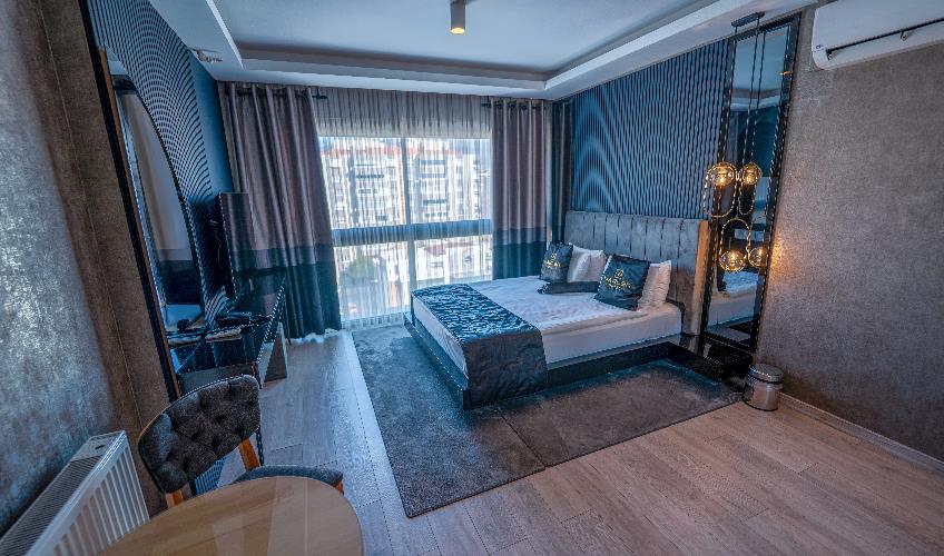 En fazla 2 yetişkin + 1 bebek (0-2 yaş).