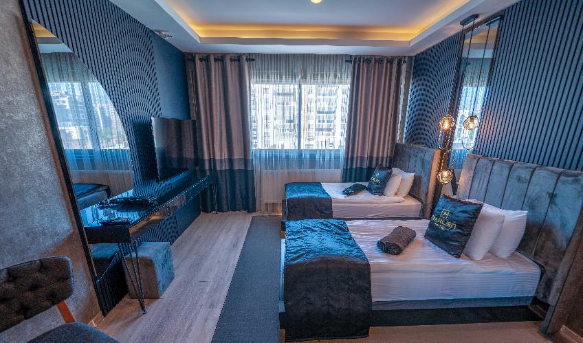 En fazla 2 yetişkin + 1 bebek (0-2 yaş).