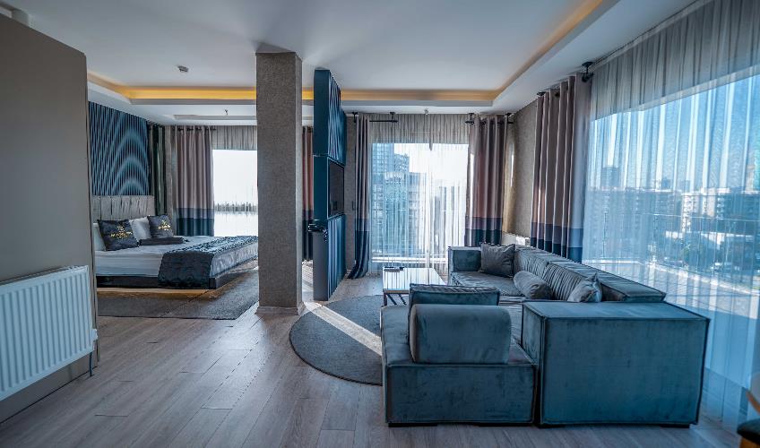 En fazla 3 yetişkin + 1 bebek (0-2 yaş).