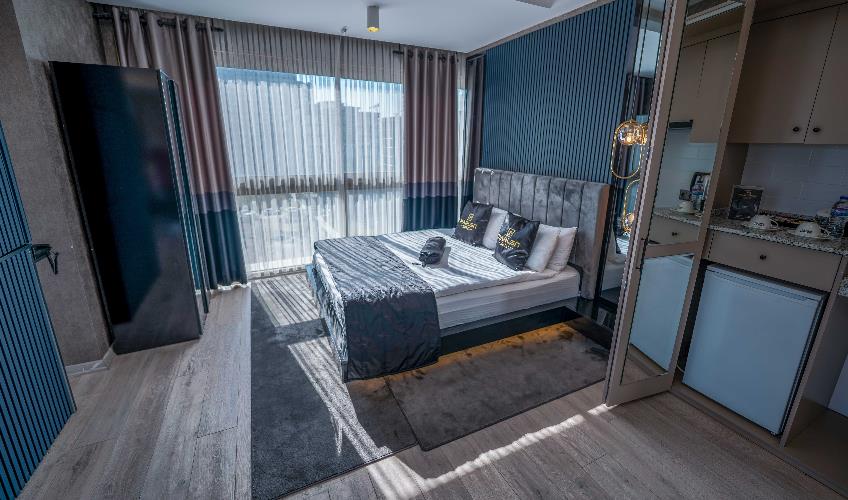 En fazla 3 yetişkin + 1 bebek (0-2 yaş).