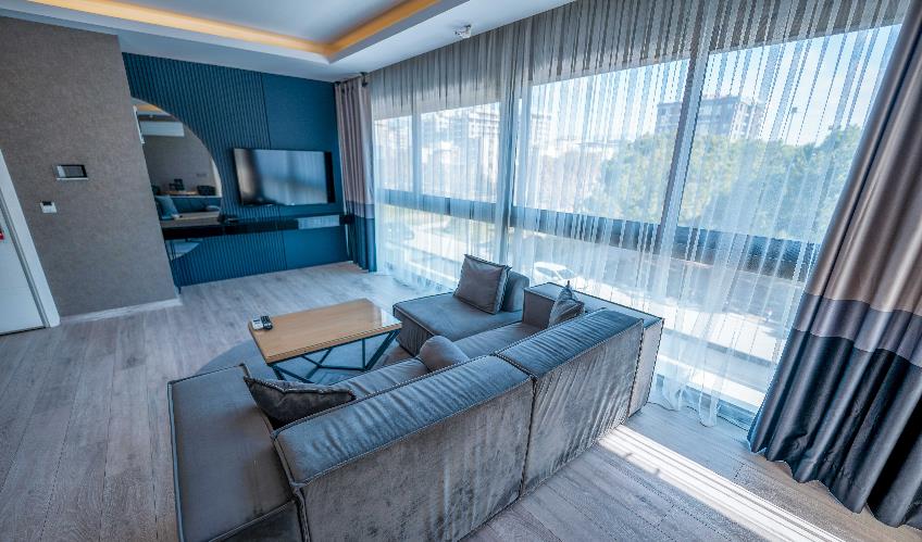 En fazla 3 yetişkin + 1 bebek (0-2 yaş).