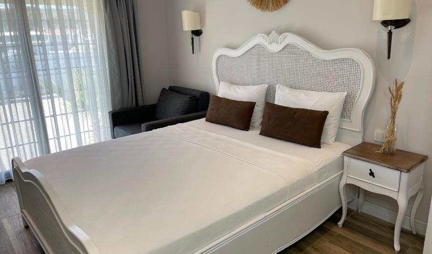 En fazla 3 yetişkin.