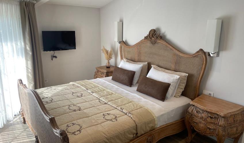 En fazla 2 yetişkin.