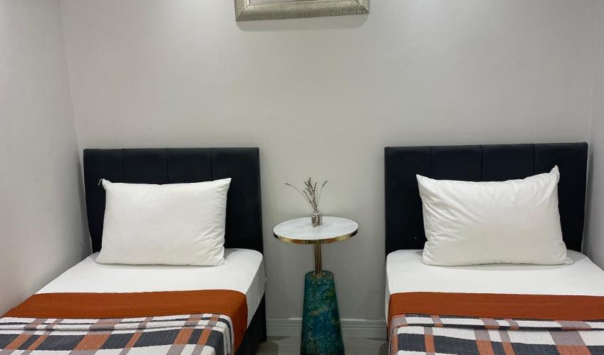 En fazla 2 yetişkin.