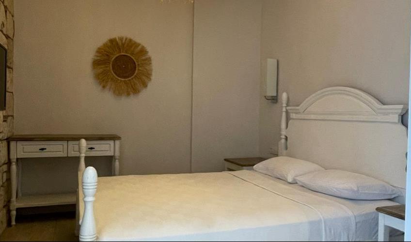 En fazla 3 yetişkin.