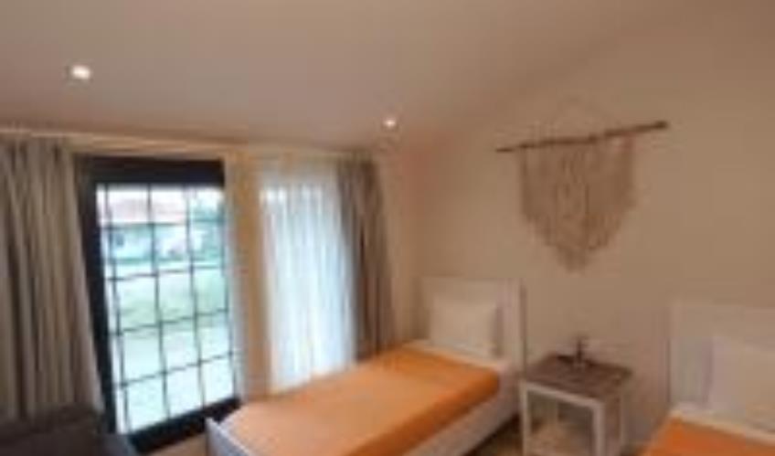 En fazla 3 yetişkin.