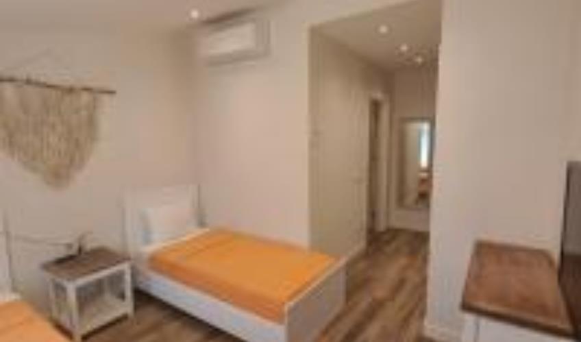 En fazla 3 yetişkin.